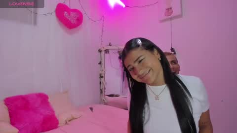 Snapshot of catalina_and_roger chatting on 03-01-25, 04:04 Cata y Roger online show from 03-01-25, 04:04