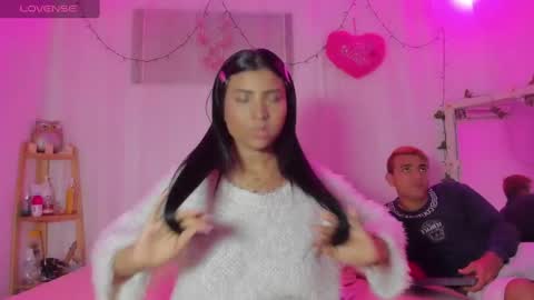 Snapshot of catalina_and_roger chatting on 03-09-25, 04:27 Cata y Roger online show from 03-09-25, 04:27