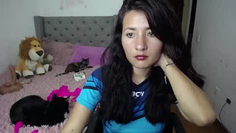 Snapshot of catalinahounn chatting on 11-18-25, 06:56 catalinahounn online show from 11-18-25, 06:56