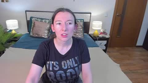 Snapshot of catherinewalls chatting on 06-08-26, 03:29 Catrin online show from 06-08-26, 03:29