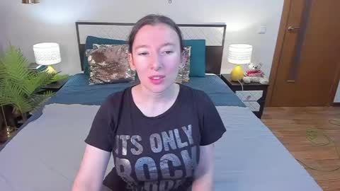 Snapshot of catherinewalls chatting on 06-09-26, 02:23 Catrin online show from 06-09-26, 02:23