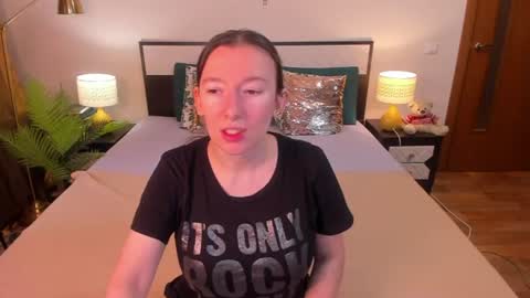 Snapshot of catherinewalls chatting on 07-08-26, 05:34 Catrin online show from 07-08-26, 05:34