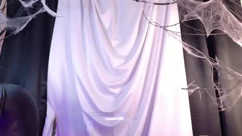 Snapshot of cathmellow_ chatting on 10-31-25, 03:24 CATH online show from 10-31-25, 03:24