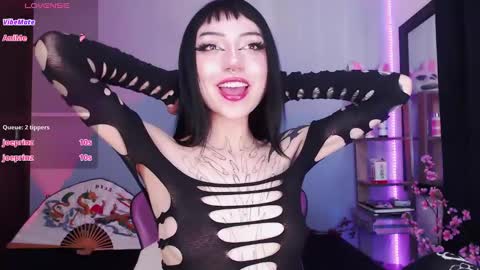 Snapshot of cati_petite chatting on 02-19-25, 01:28 Cati help me reach my goal of 100 thumbs up again 3 online show from 02-19-25, 01:28