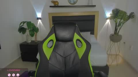 Snapshot of catleya_1 chatting on 12-30-24, 03:03 Juliana online show from 12-30-24, 03:03