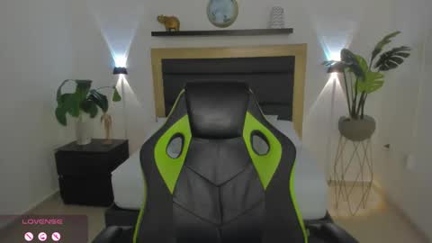 Snapshot of catleya_1 chatting on 01-21-25, 03:15 Juliana online show from 01-21-25, 03:15