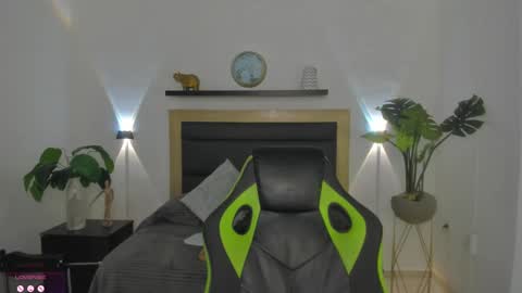 Snapshot of catleya_1 chatting on 02-08-25, 06:33 Juliana online show from 02-08-25, 06:33