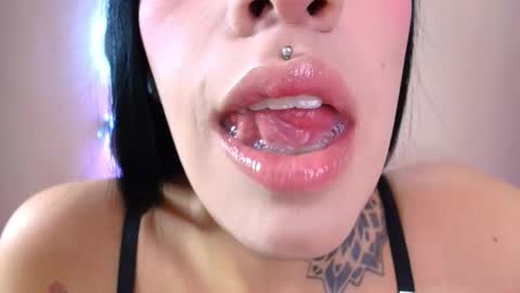 Snapshot of catte_jensen chatting on 11-25-25, 04:01 Cattleya online show from 11-25-25, 04:01