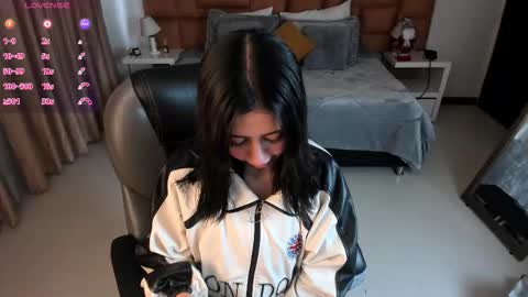 Snapshot of catti_brie_ chatting on 11-20-25, 11:43 catti_brie_ online show from 11-20-25, 11:43