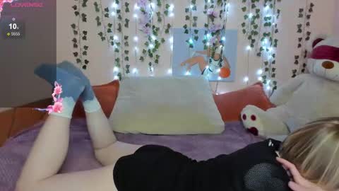 Snapshot of cattie_w_ chatting on 10-25-25, 01:35 cattie_w_ online show from 10-25-25, 01:35