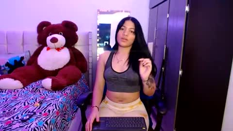 Snapshot of caylinn19 chatting on 10-10-25, 04:22 Caylinn online show from 10-10-25, 04:22