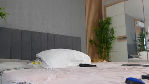 Snapshot of celestara chatting on 01-12-25, 11:17 Celestara online show from 01-12-25, 11:17