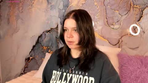 Hello guys my name is Sofi and Lizzie and  Vanessa online show from 02-11-26, 12:15