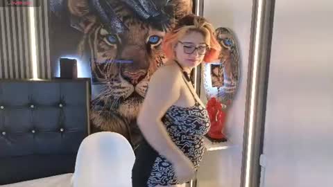 Snapshot of cerecita_02 chatting on 06-25-26, 05:12 Cerecita online show from 06-25-26, 05:12