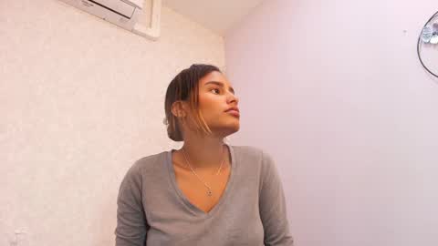 Snapshot of chantal_taylor_ chatting on 10-03-25, 12:02 Raquel online show from 10-03-25, 12:02