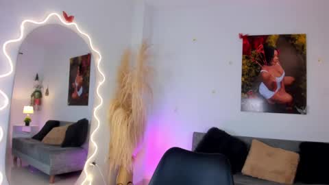 Snapshot of chantall_smith chatting on 11-17-25, 12:11 online show from 11-17-25, 12:11