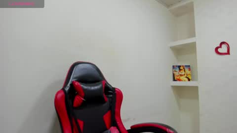 Snapshot of chantalvedette chatting on 07-17-26, 12:23 online show from 07-17-26, 12:23