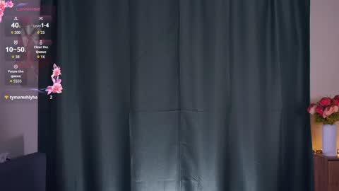 Snapshot of charlinepiker chatting on 04-18-26, 07:18 Yumi online show from 04-18-26, 07:18