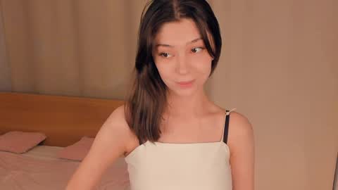 Snapshot of charlinepiker chatting on 04-19-26, 08:00 Yumi online show from 04-19-26, 08:00
