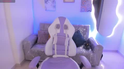 Snapshot of charlote_cowell_sub_ chatting on 12-13-25, 08:47 online show from 12-13-25, 08:47