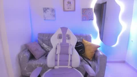 Snapshot of charlote_cowell_sub_ chatting on 01-08-26, 05:37 online show from 01-08-26, 05:37