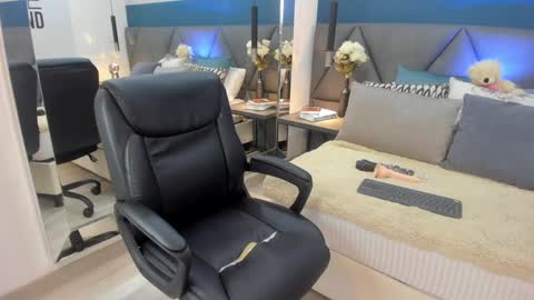 Snapshot of charlotte_copper chatting on 01-18-25, 02:12 Charlotte online show from 01-18-25, 02:12