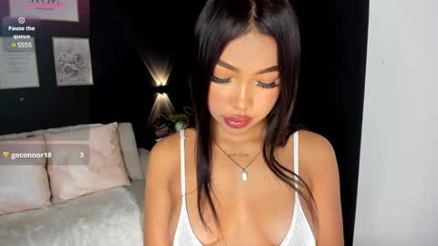 Snapshot of charlotte_es chatting on 12-19-24, 08:44 Charlotte online show from 12-19-24, 08:44