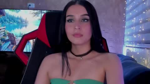 Snapshot of charlotte_greys chatting on 02-23-25, 03:35 Charlotte online show from 02-23-25, 03:35