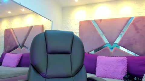 Snapshot of charlotte_icee chatting on 09-19-25, 05:24 Charlotte Icee online show from 09-19-25, 05:24