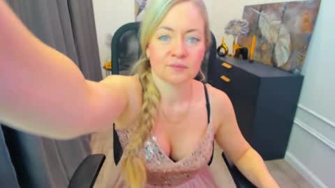 Snapshot of charlottekerti chatting on 04-09-26, 11:59 Charlotte online show from 04-09-26, 11:59