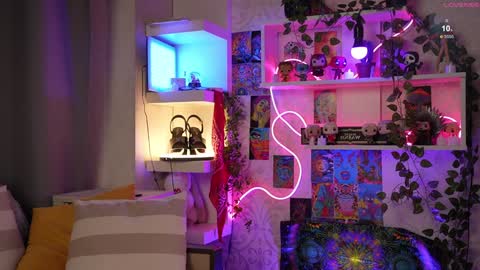 Snapshot of charmings_054 chatting on 12-13-24, 03:43 Belle and Miley online show from 12-13-24, 03:43