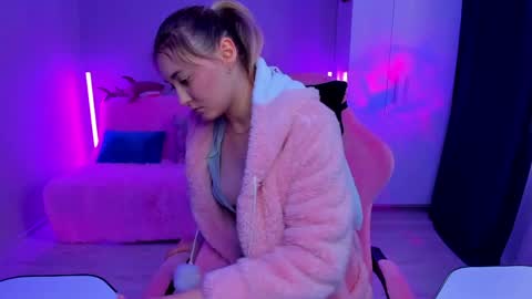 Snapshot of chatur_lady_ chatting on 05-18-26, 04:07 Betty online show from 05-18-26, 04:07