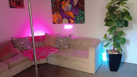 Snapshot of chaturhoe chatting on 10-17-25, 11:18 Rockhard Cockstar N Roxynyes online show from 10-17-25, 11:18