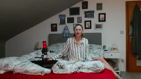 Snapshot of cherryangle chatting on 02-18-26, 06:48 Leonie online show from 02-18-26, 06:48