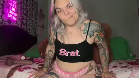 Snapshot of cherryb0mbb0mb chatting on 06-25-26, 06:07 CherryBombBomb online show from 06-25-26, 06:07