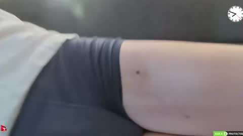 Snapshot of chezmonsieur_g chatting on 06-22-26, 05:48 Grey online show from 06-22-26, 05:48