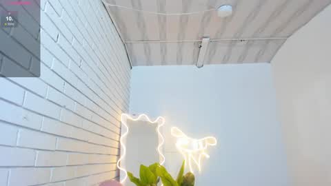 Snapshot of chiara_tay chatting on 02-05-25, 01:37 Chiara online show from 02-05-25, 01:37