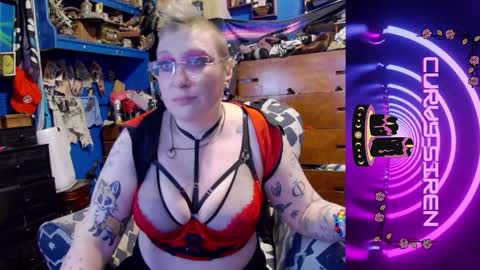 Snapshot of chiaroscurosiren chatting on 12-17-25, 03:45 CurvySiren online show from 12-17-25, 03:45
