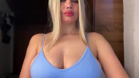 Snapshot of chicasexylatina777 chatting on 11-22-25, 10:09 sexypau online show from 11-22-25, 10:09