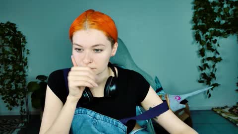 Snapshot of chillsnail_bro chatting on 10-18-25, 05:43 Bella online show from 10-18-25, 05:43