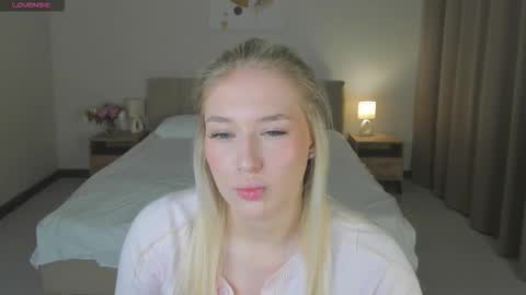 Snapshot of chloe_alba chatting on 01-12-26, 04:07 Chloe online show from 01-12-26, 04:07