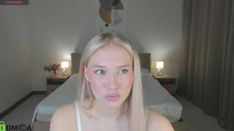 Snapshot of chloe_alba chatting on 01-19-26, 04:05 Chloe online show from 01-19-26, 04:05