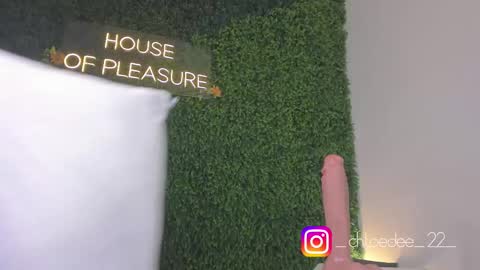 Snapshot of chloe_dee_ chatting on 09-22-25, 12:07 Chloe online show from 09-22-25, 12:07