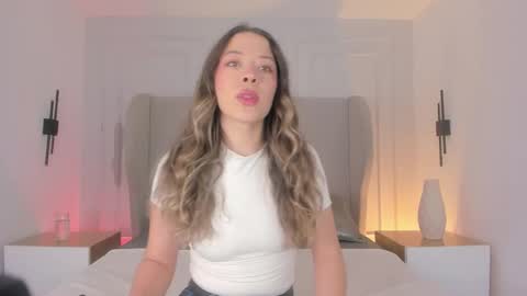 Snapshot of chloe_dee_ chatting on 11-18-25, 11:47 Chloe online show from 11-18-25, 11:47