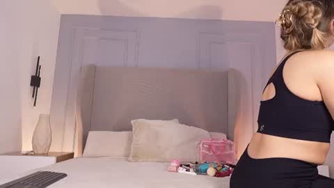 Snapshot of chloe_dee_ chatting on 07-04-26, 01:06 Chloe online show from 07-04-26, 01:06