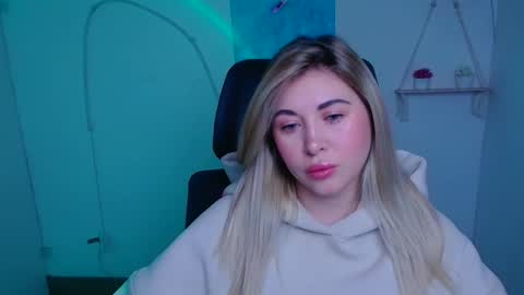 Chloe online show from 11-30-25, 06:17