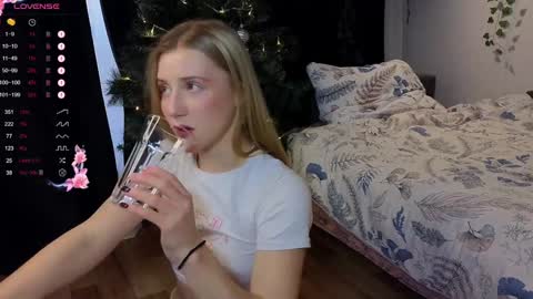 Snapshot of chloe_guidry chatting on 12-23-24, 09:27 Arianaa Mourrr online show from 12-23-24, 09:27