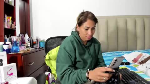 Snapshot of chloemiller__ chatting on 01-31-25, 03:20 chloemiller online show from 01-31-25, 03:20