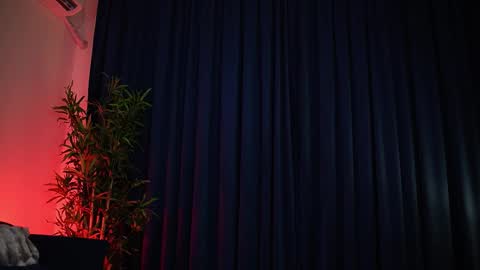 chloemin_ online show from 12-04-25, 05:17