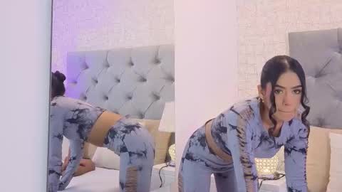 C H L O E  M O O N online show from 03-25-26, 12:00